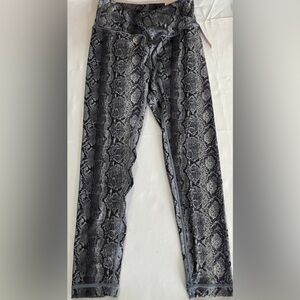 New Victoria’s Secret Leggings Sz (8) snake print Essential High Rise Workout